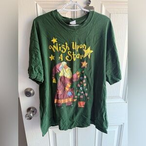 Green women’s vintage christmas tshirt